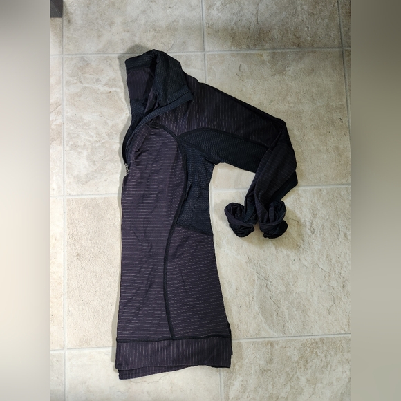 Lululemon Run For Gold 1/2 Zip - Size 6 - Picture 3 of 12